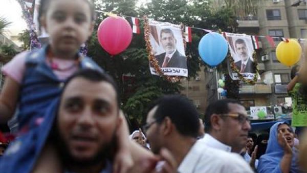 أعضاء في الاخوان المسلمين وانصار الرئيس المعزول محمد مرسي يحتفلون بالعيد بمركز اعتصامهم في ميدان رابعة العدوية بالقاهرة