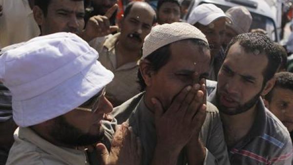 انصار الرئيس المصري المعزول محمد مرسي في جنازة شخصين قتلا في اشتباكات بالقرب من رابعة العدوية

