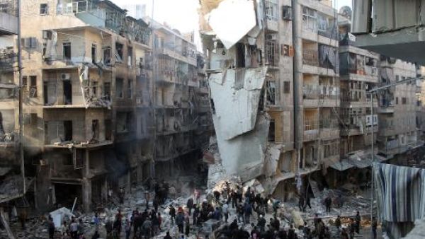 البحث عن جثث تحت انقاض مبنى استهدفته غارة لقوات النظام في حلب
