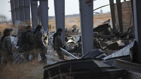 افراد من قوات الاسد داخل القاعدة 80 قرب مطار حلب الدولي عقب السيطرة عليها من ايدي قوات المعارضة
