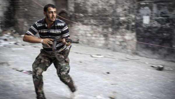 مقاتل من المعارضة في ضاحية باب النصر في حلب