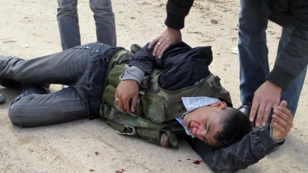 مقاتل من الجيش الحر ينزف بعد اصابته خلال المعارك في منطقة خان القصير في حلب