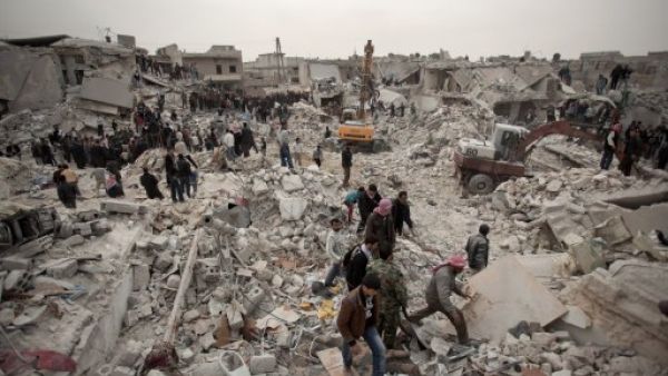 Syrians search for survivors and bodies amid the rubble of buildings in the Tariq al-Bab district of the northern city of Aleppo (Photo: AFP PHOTO/PABLO TOSCO) 