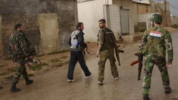 أفراد من القوات الموالية للأسد أثناء ما قالوا انه عملية لطرد مقاتلي المعارضة من طريق قرب مطار حلب الدولي
