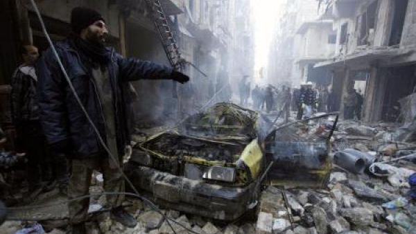 سكان منطقة تعرضت لقصف جوي في حلب
