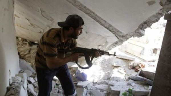 مقاتل من الجيش السوري الحر في حي صلاح الدين في حلب