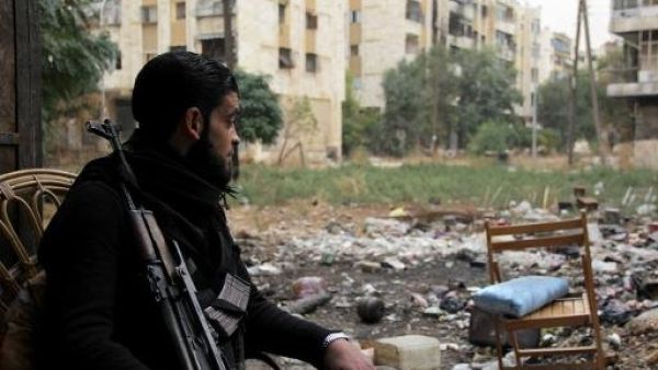 مقاتل في المعارضة السورية في حلب
