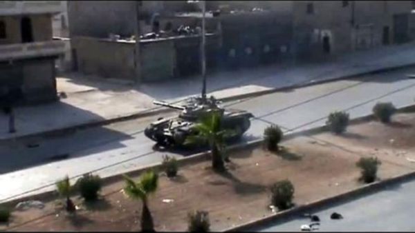 دبابة للجيش السوري في شوارع حلب 
