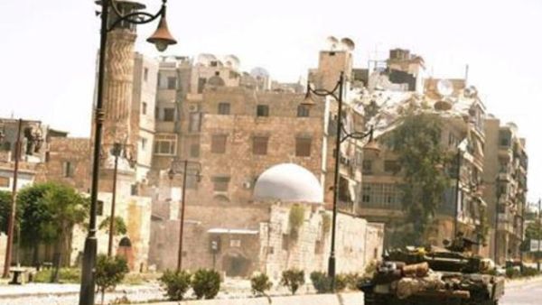 دبابة تابعة للقوات الحكومية السورية في أحد شوارع وسط حلب 