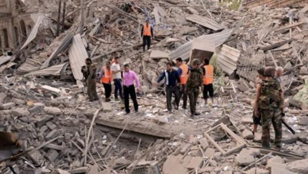 عمال انقاذ في موقع احد التفجيرات في حلب