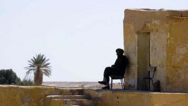 جندي من جبهة بوليساريو يحرس القصر الرئاسي قرب مخيم تندوف بالجزائر حيث خطف الاوروبيون الثلاثة
