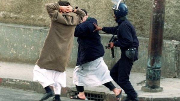 عنصر من الامن الجزائري يعتقل اسلاميين متشددين
