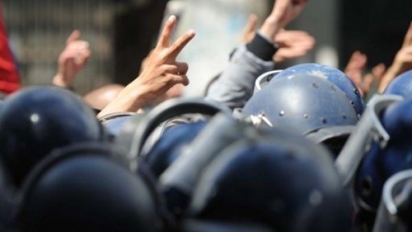 صدامات بين شبان وشرطيين بالجزائر  صدامات بين شبان وشرطيين بالجزائر