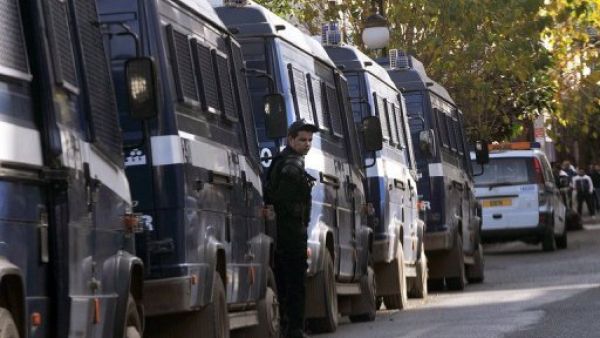 سيارات تابعة لشرطة مكافحة الشغب في العاصمة الجزائرية 
