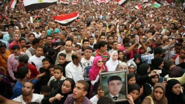 من التظاهرات في ميدان التحرير بوسط القاهرة
