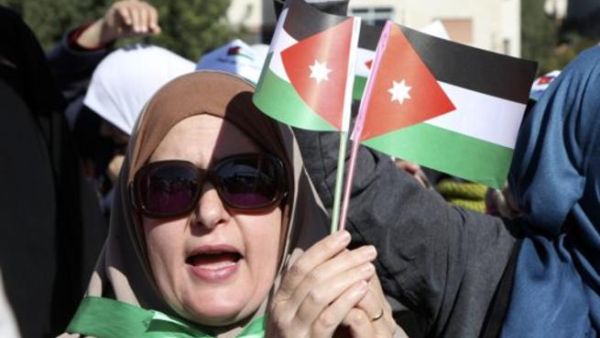 امراة ترفع العلم الاردني خلال التظاهرة