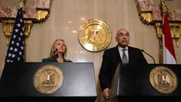 وزير الخارجية المصري محمد كامل عمرو ونظيرته الاميركية هيلاري كلينتون خلال الاعلان عن التوصل لاتفاق وقف النار 