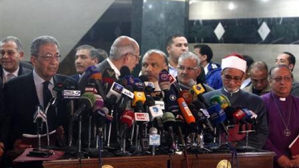 ارشيف/ محمد البرادعي والى يساره عمرو موسى خلال مؤتمر صحفي لزعامات جبهة الانقاذ