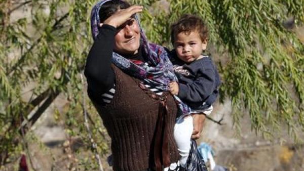 لاجئة سورية تحمل طفلها في وسط انقرة
