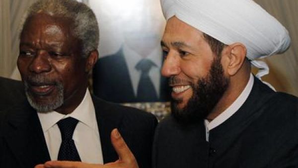  كوفي عنان خلال لقائه بمفتى سوريا احمد حسون (الى اليمين) في دمشق
