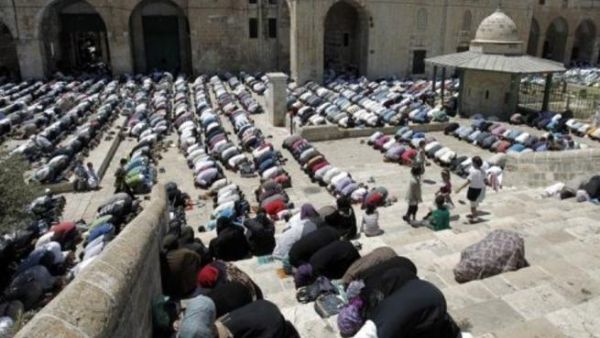 مصلون في باحات الاقصى