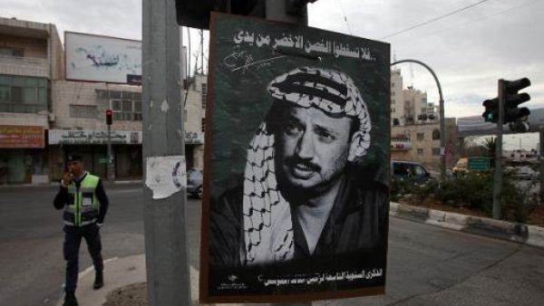 لافتة عليها صورة الزعيم الراحل ياسر عرفات في رام الله

