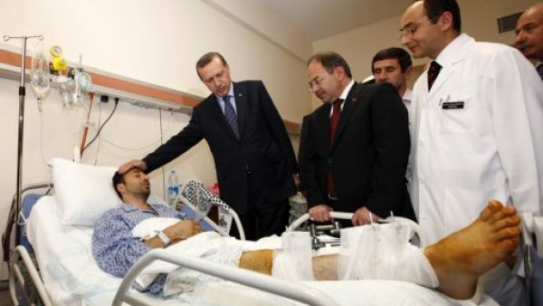 اردوغان يتفقد ضحايا جريمة اسطول الحرية 