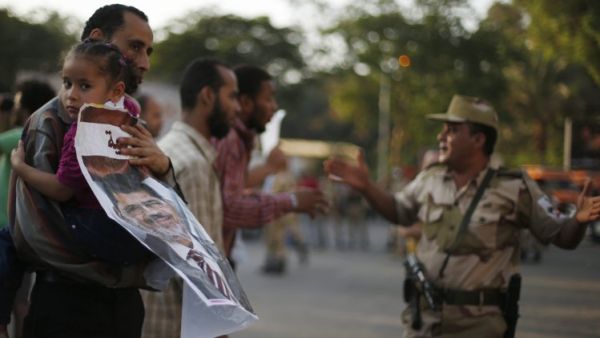 ضابط في الجيش المصري امام عدد من مؤيدي مرسي في القاهرة