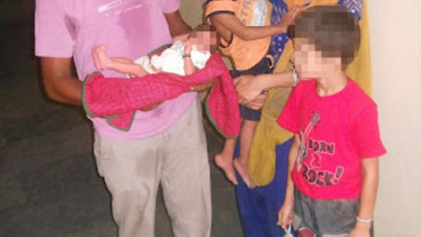 الزوجان  برفقة  طفليهما  وابنهما الرضيع