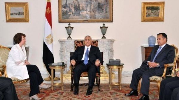 اشتون مع الرئيس المصري المؤقت عدلي منصور (وسط) ووزير الخارجية المصري نبيل فهمي في القاهرة