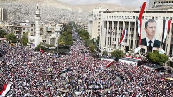 سوريون يتظاهرون في دمشق دعما للرئيس بشار الاسد يوم الاربعاء

