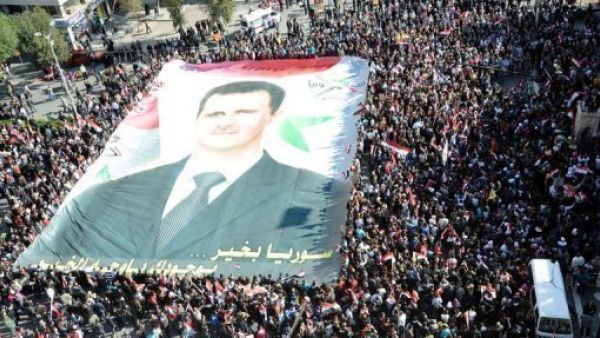 متظاهرون مؤيدون للرئيس السوري بشار الاسد
