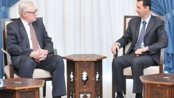 صورة وزعتها سانا للاسد (يمين) مستقبلا ريابكوف في دمشق في 18 ايلول/سبتمبر2013
