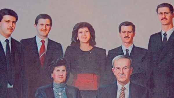 بشرى خلف والديها وتتوسط اخوتها باسل وماهر وبشار ومجد