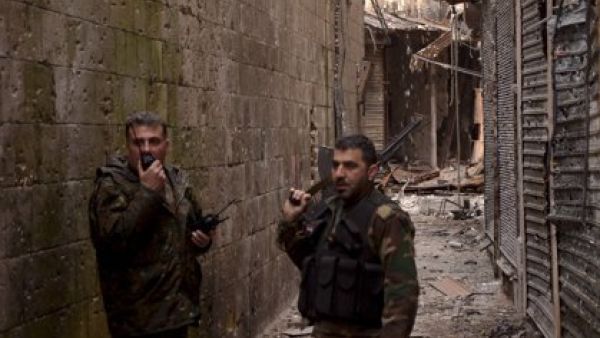 مقاتلون موالون للرئيس السوري بشار الاسد ينتشرون في حي السويقة في حلب القديمة بعد استعادته من المعارضة