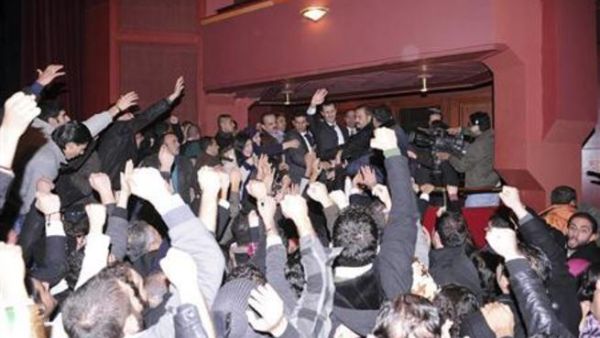 الرئيس السوري بشار الاسد (في المنتصف) يلوح لانصاره بعد كلمة القاها في دار الاوبرا بدمشق
