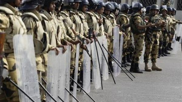 عناصر من الجيش المصري امام جامعة الازهر
