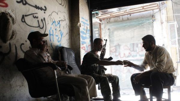 مقاتلون من الجيش الحر في حي باب التصر في حلب