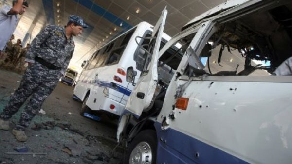 رجال امن عراقيون في موقع سقوط صاروخ كاتيوشا في بغداد 
