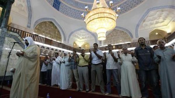 مصلون في احد المساجد في العراق