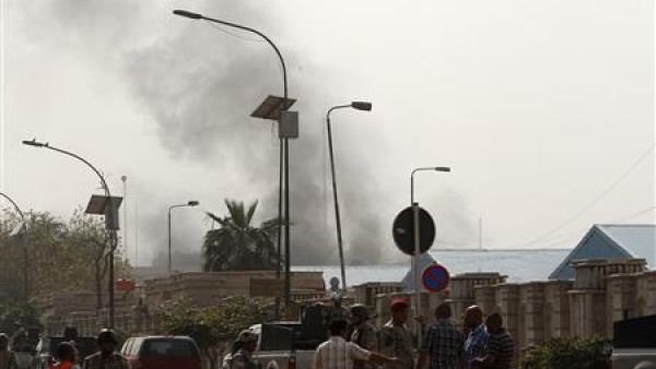 جنود عراقيون قرب موقع انفجار في بغداد يوم الخميس
