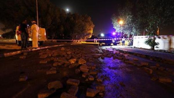 افراد من شرطة مكافحة الشغب في موقع انفجار قنبلة عن بعد ادى الى اصابة سبعة شرطيين في قرية بني جمرة غربي العاصمة المنامة يوم الاربعاء. 
