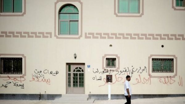 المعارضة البحرينية تتظاهر لاسماع صوتها مع استضافة سباقات الفورمولا
 المعارضة البحرينية تتظاهر لاسماع صوتها مع استضافة سباقات الفورمولا
