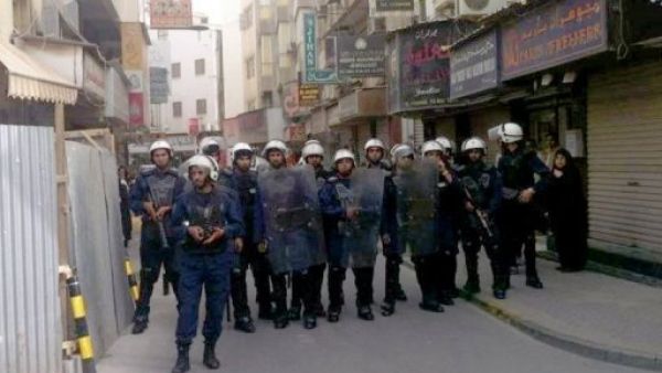 شرطة مكافحة الشغب البحرينية في المنامة  
 شرطة مكافحة الشغب البحرينية في المنامة