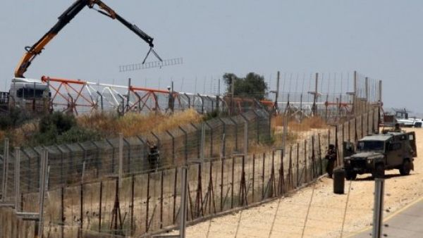 الجيش الاسرائيلي يزيل جدارا شائكا في قرية بلعين في الضفة الغربية
