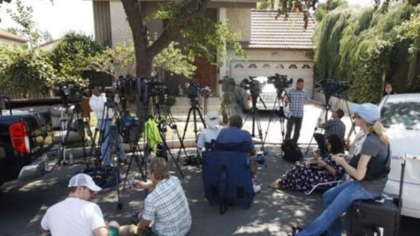 وسائل الاعلام امام منزل في كاليفورنيا يعتقد انه للشخص الذي كان وراء صناعة الفيلم
