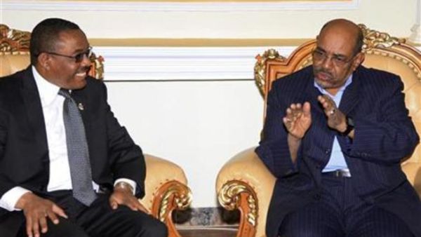 الرئيس السوداني عمر حسن البشير خلال محادثاته مع رئيس الوزراء الإثيوبي هايلي مريام ديسالجين في الخرطوم 
