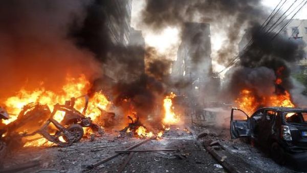 النيران مندلعة في موقع التفجير في حارة حريك بالضاحية الجنوبية لبيروت
