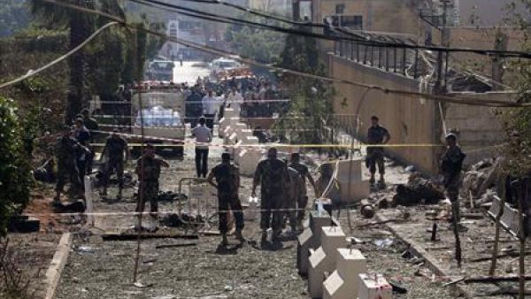 جنود في موقع انفجار قنبلة بالقرب من السفارة الايرانية في بيروت
