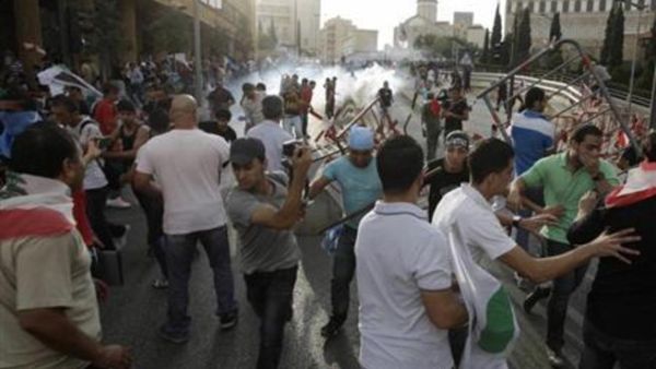 الأمن يطلق الغاز المسيل للدموع على مشيعين غاضبين في بيروت
